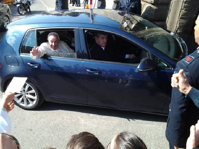 https://www.ragusanews.com/immagini_articoli/24-09-2019/papa-francesco-ha-la-golf-cita-mina-500.jpg