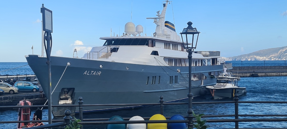https://www.ragusanews.com/immagini_articoli/24-09-2022/eolie-diego-della-valle-a-salina-con-il-suo-yacht-altair-500.jpg