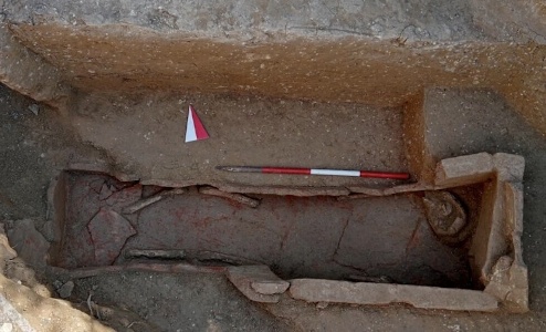 https://www.ragusanews.com/immagini_articoli/24-09-2023/archeologia-scavi-rete-fognaria-trovato-un-sarcofago-300.jpg