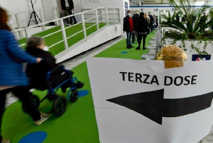 https://www.ragusanews.com/immagini_articoli/24-11-2021/covid-la-terza-dose-di-vaccino-dura-da-uno-a-10-anni-500.jpg
