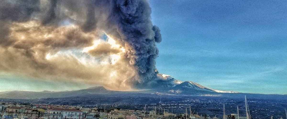 https://www.ragusanews.com/immagini_articoli/24-12-2018/terremoti-natale-etna-eruzione-500.jpg