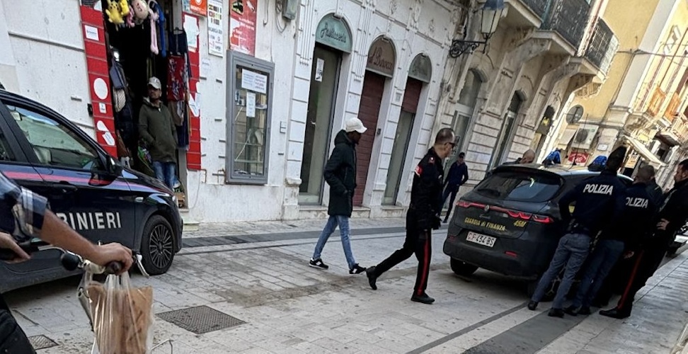 https://www.ragusanews.com/immagini_articoli/25-01-2025/vittoria-extracomunitario-da-in-escandescenze-e-danneggia-auto-parcheggiate-500.jpg