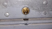 https://www.ragusanews.com/immagini_articoli/25-03-2025/auto-rimossa-per-divieto-sosta-davanti-a-box-si-vendica-incollando-serratura-12-volte-in-due-anni-100.jpg
