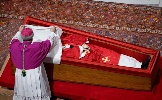 https://www.ragusanews.com/immagini_articoli/25-04-2025/francesco-chiusa-la-bara-stanotte-la-veglia-100.jpg