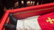 https://www.ragusanews.com/immagini_articoli/25-04-2025/scarpe-nere-e-consumate-cosi-francesco-ha-scelto-di-essere-sepolto-100.jpg