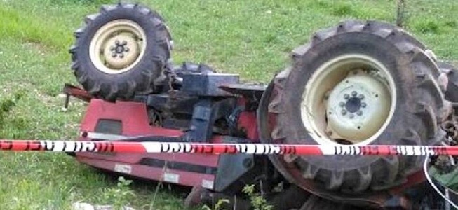 https://www.ragusanews.com/immagini_articoli/25-04-2025/trattore-si-ribalta-agricoltore-muore-schiacciato-300.jpg