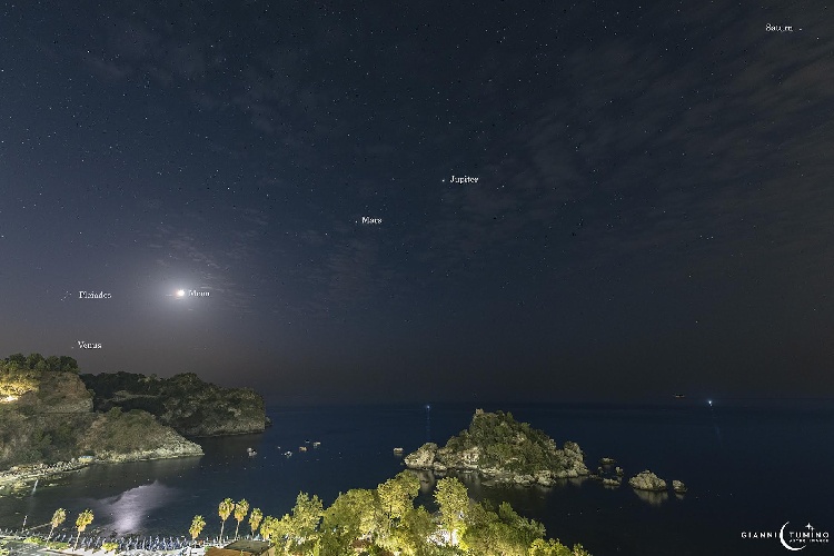 https://www.ragusanews.com/immagini_articoli/25-06-2022/pleiadi-luna-ed-allineamento-planetario-sull-isola-bella-500.jpg
