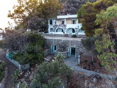 https://www.ragusanews.com/immagini_articoli/25-06-2024/1719313813-venduta-villa-lighea-a-panarea-1-300.jpg