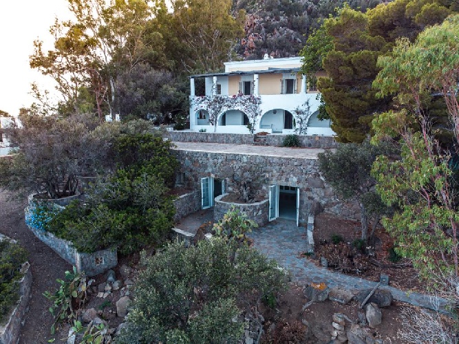 https://www.ragusanews.com/immagini_articoli/25-06-2024/1719313813-venduta-villa-lighea-a-panarea-1-500.jpg