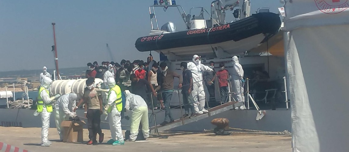 https://www.ragusanews.com/immagini_articoli/25-07-2020/sbarco-di-108-migranti-nel-porto-di-pozzallo-sindaco-tamponi-500.jpg