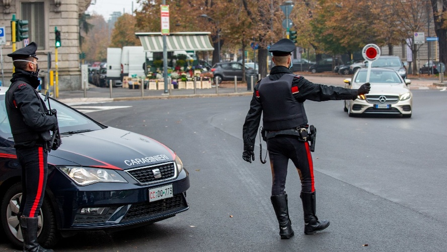 https://www.ragusanews.com/immagini_articoli/25-08-2023/comiso-non-ha-la-patente-e-fugge-a-posto-di-blocco-dei-carabinieri-500.jpg