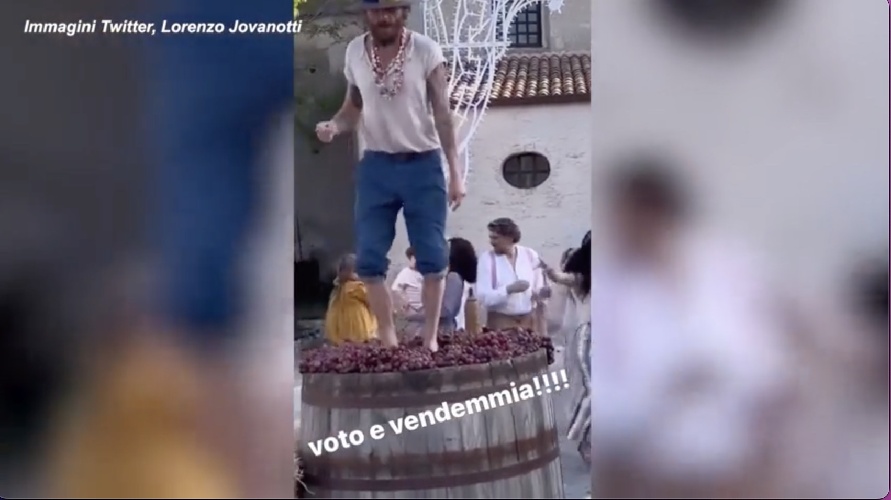 https://www.ragusanews.com/immagini_articoli/25-09-2022/jovanotti-come-celentano-pigia-l-uva-ballando-video-500.jpg