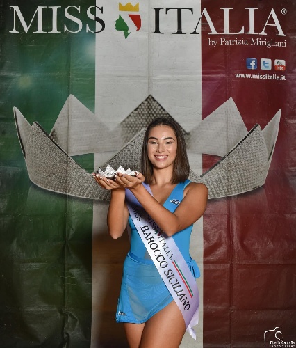 https://www.ragusanews.com/immagini_articoli/25-10-2021/1635160439-miss-barocco-sicilia-ha-18-anni-e-vola-in-finale-a-miss-italia-foto-2-500.jpg