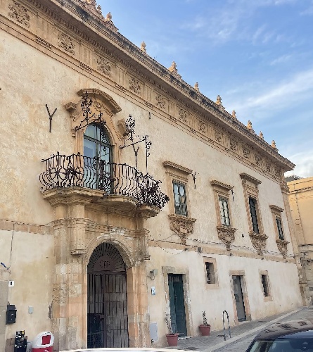 https://www.ragusanews.com/immagini_articoli/25-10-2024/1729878993-verso-l-apertura-del-museo-del-carmine-a-scicli-1-500.jpg