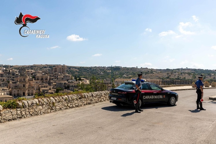 https://www.ragusanews.com/immagini_articoli/25-10-2024/25enne-fugge-dai-domiciliari-a-modica-ritrovato-dai-carabinieri-a-scicli-500.jpg