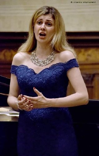 https://www.ragusanews.com/immagini_articoli/25-11-2019/il-soprano-ilaria-iaquinta-e-il-pianista-sergio-gabbi-a-ragusa-500.jpg