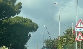 https://www.ragusanews.com/immagini_articoli/25-11-2023/il-forte-vento-sferza-gli-iblei-alberi-e-pali-divelti-100.jpg