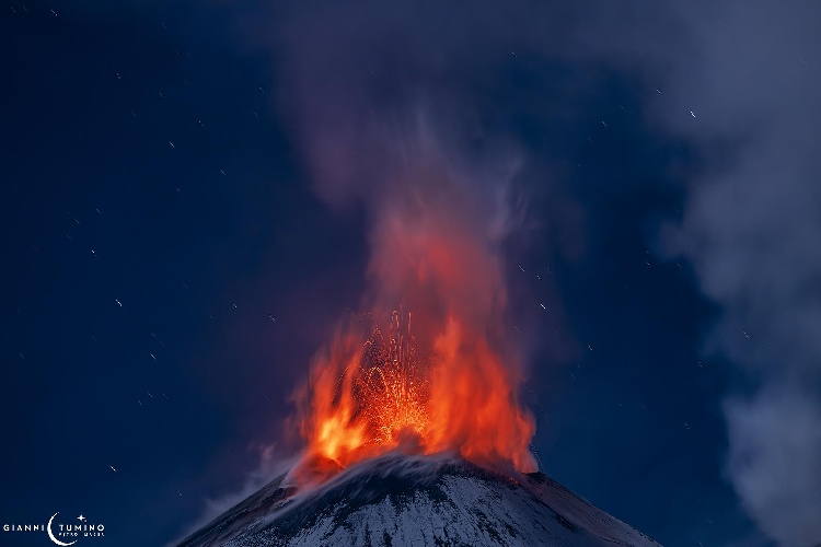 https://www.ragusanews.com/immagini_articoli/25-11-2023/l-etna-in-eruzione-foto-500.jpg