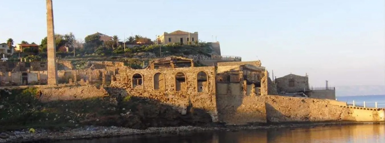 https://www.ragusanews.com/immagini_articoli/25-11-2024/1732524171-capo-passero-oltre-all-isola-hanno-venduto-la-tonnara-1-500.jpg