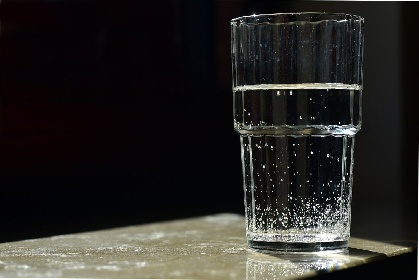 https://www.ragusanews.com/immagini_articoli/25-12-2021/dimagrire-con-la-dieta-dell-acqua-280.jpg