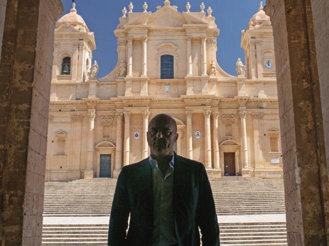 https://www.ragusanews.com/immagini_articoli/26-01-2021/l-ultimo-episodio-del-commissario-montalbano-l-8-marzo-500.jpg