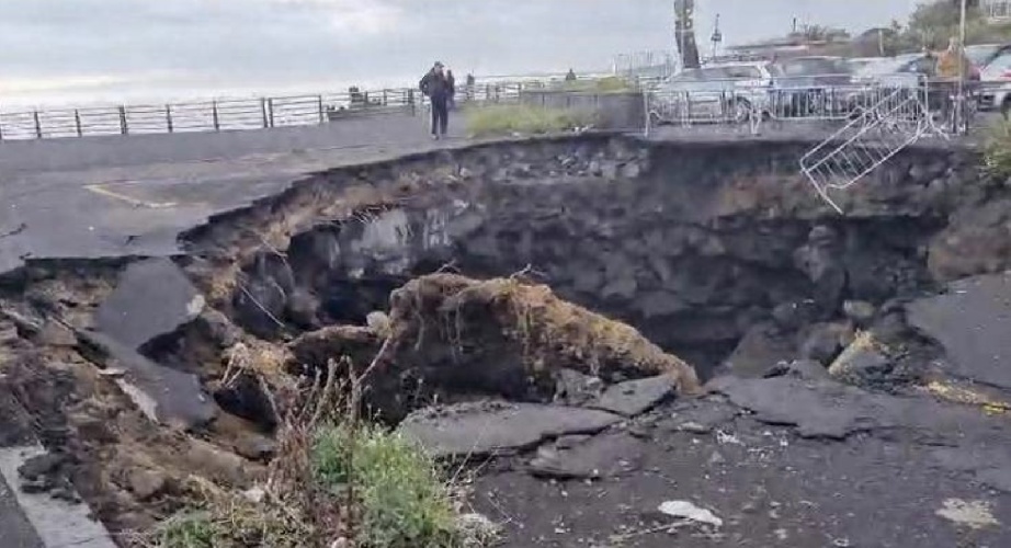 https://www.ragusanews.com/immagini_articoli/26-01-2025/il-turismo-del-disastro-nella-piazza-della-voragine-a-catania-500.jpg