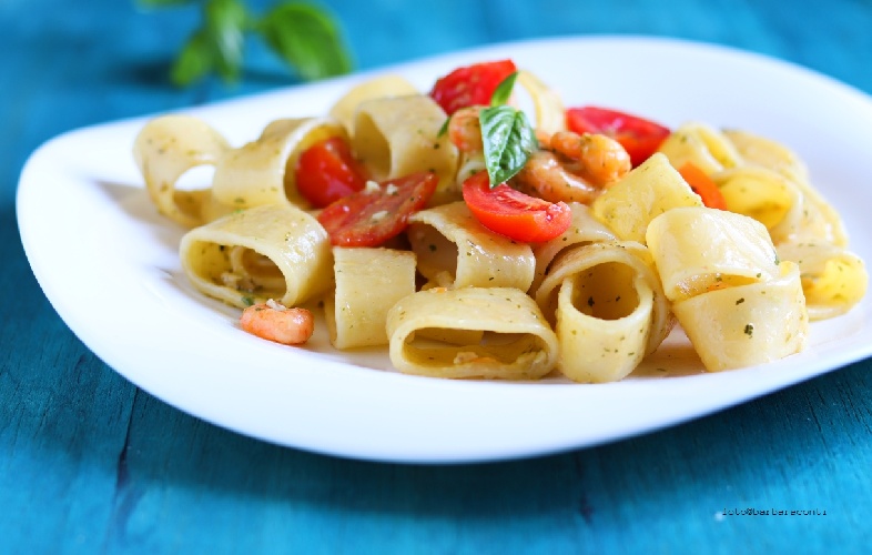 https://www.ragusanews.com/immagini_articoli/26-02-2022/pasta-con-pesto-di-pistacchi-gamberi-e-pomodorini-pachino-500.jpg