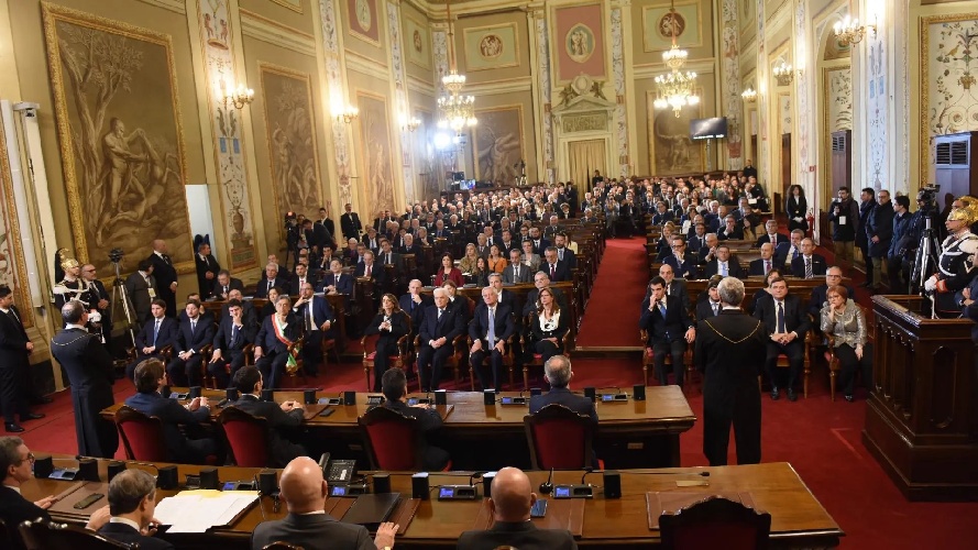 https://www.ragusanews.com/immagini_articoli/26-03-2023/quanto-ci-costano-i-portaborse-al-parlamento-siciliano-500.jpg