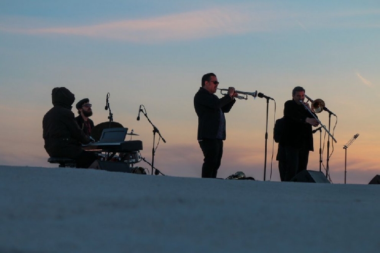 https://www.ragusanews.com/immagini_articoli/26-04-2017/paci-concerto-tramonto-500.jpg