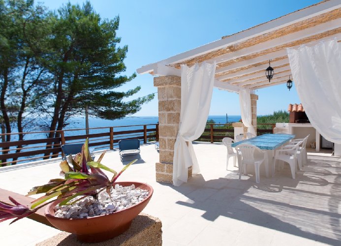 https://www.ragusanews.com/immagini_articoli/26-04-2021/case-al-mare-boom-anche-in-sicilia-e-non-per-le-vacanze-500.jpg