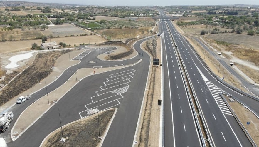 https://www.ragusanews.com/immagini_articoli/26-04-2022/autostrada-ragusa-catania-slitta-il-bando-per-le-offerte-500.jpg