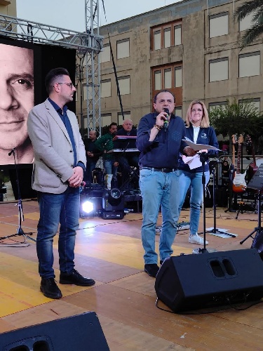 https://www.ragusanews.com/immagini_articoli/26-04-2022/cateno-de-luca-a-ispica-per-paolo-monaca-500.jpg