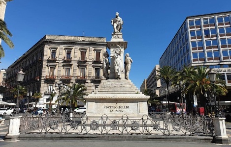 https://www.ragusanews.com/immagini_articoli/26-04-2024/terminato-il-restauro-della-statua-di-bellini-in-piazza-stesicoro-300.jpg