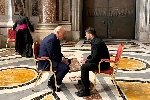 https://www.ragusanews.com/immagini_articoli/26-04-2025/l-incredibile-foto-di-trump-e-zelensky-nella-basilica-di-san-pietro-prima-dei-funerali-del-papa-100.jpg