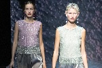 https://www.ragusanews.com/immagini_articoli/26-09-2022/fashion-week-giorgio-armani-sceglie-l-oro-per-ritrovare-la-serenita-100.jpg