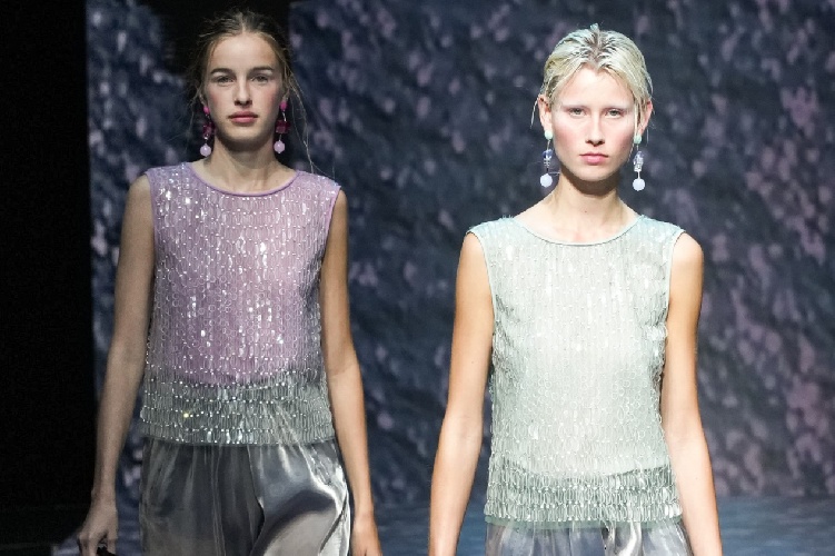 https://www.ragusanews.com/immagini_articoli/26-09-2022/fashion-week-giorgio-armani-sceglie-l-oro-per-ritrovare-la-serenita-500.jpg
