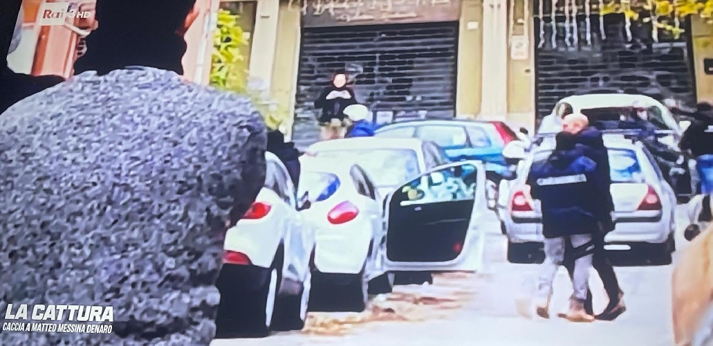 https://www.ragusanews.com/immagini_articoli/26-09-2023/1695763627-le-immagini-della-cattura-di-messina-denaro-su-rai-tre-1-500.jpg