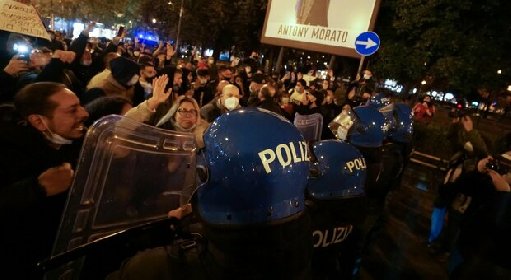 https://www.ragusanews.com/immagini_articoli/26-10-2020/nuova-protesta-a-napoli-scontri-con-la-polizia-in-centro-280.jpg