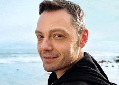 https://www.ragusanews.com/immagini_articoli/26-10-2020/tiziano-ferro-canta-battiato-e-ti-vengo-a-cercare-280.jpg