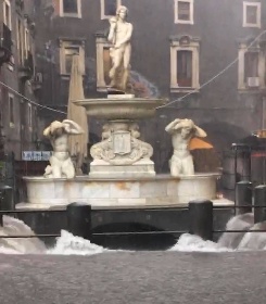 https://www.ragusanews.com/immagini_articoli/26-10-2021/1635250129-alluvione-catania-e-sott-acqua-video-1-280.jpg