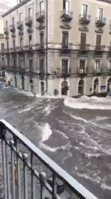 https://www.ragusanews.com/immagini_articoli/26-10-2021/alluvione-via-etnea-a-catania-e-un-fiume-video-280.jpg