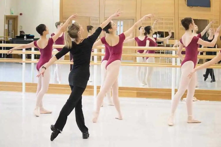 https://www.ragusanews.com/immagini_articoli/26-10-2024/maestra-di-danza-comunicatrice-di-ibleacque-sindacato-giornalisti-grave-500.jpg