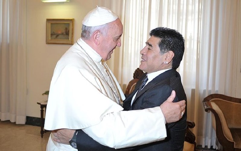 https://www.ragusanews.com/immagini_articoli/26-11-2020/papa-francesco-e-maradona-in-9-metri-quadri-don-t-cry-for-me-argentina-500.jpg