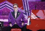 https://www.ragusanews.com/immagini_articoli/26-11-2024/elton-john-non-vedo-nulla-non-riesco-a-completare-il-nuovo-album-l-infezione-all-occhio-100.jpg