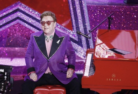 https://www.ragusanews.com/immagini_articoli/26-11-2024/elton-john-non-vedo-nulla-non-riesco-a-completare-il-nuovo-album-l-infezione-all-occhio-300.jpg