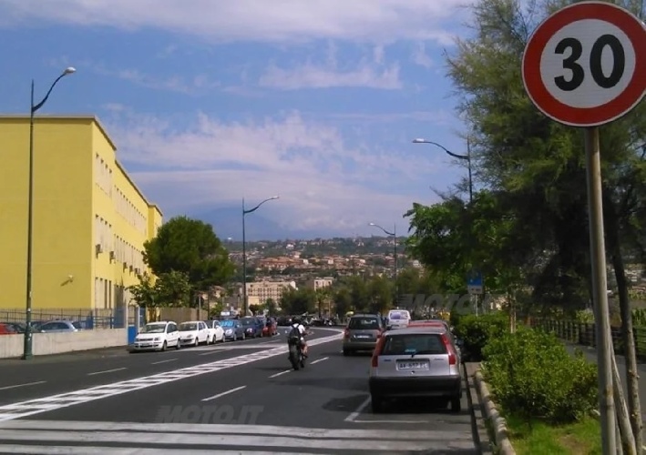 https://www.ragusanews.com/immagini_articoli/27-01-2024/catania-limite-di-30-km-h-e-autovelox-sicurezza-o-cassa-500.jpg