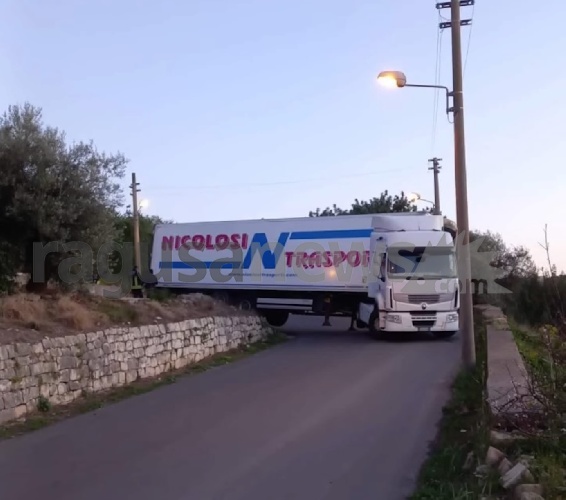 https://www.ragusanews.com/immagini_articoli/27-03-2024/tir-incastrato-all-ingresso-di-scicli-traffico-paralizzato-a-modica-500.jpg