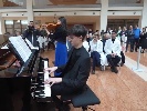 https://www.ragusanews.com/immagini_articoli/27-03-2025/pianista-18enne-operato-al-cervello-per-un-tumore-suona-per-i-medici-in-ospedale-100.jpg
