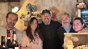 https://www.ragusanews.com/immagini_articoli/27-04-2025/matt-damon-al-ristorante-a-lipari-in-una-pausa-del-film-the-odyssey-di-nola-100.jpg