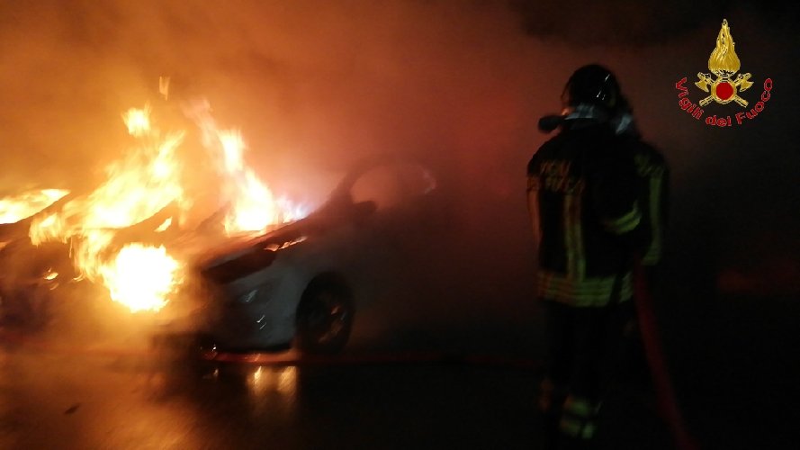 https://www.ragusanews.com/immagini_articoli/27-07-2018/1532680581-incendio-ristorante-fuoco-undici-ford-1-500.jpg